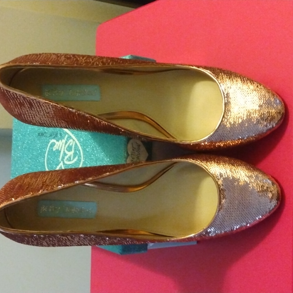 Ladies pink sequin pumps